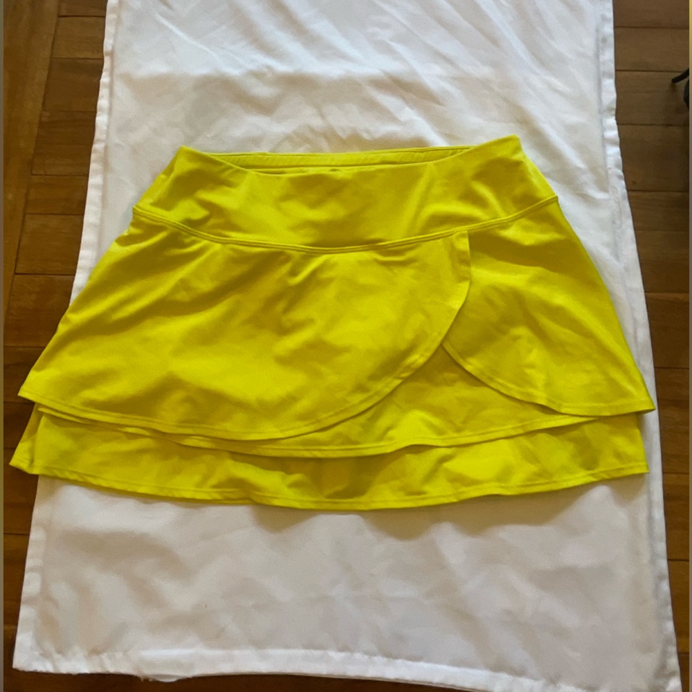 Athleta Ladies Skort, Tiered Tulip Layers, Size Small